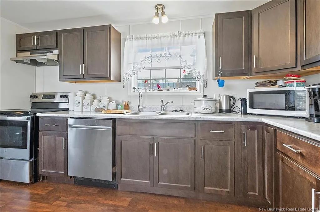 3 bed, 1.0 bath, 1178 sqft, $199,900 — Photo 3