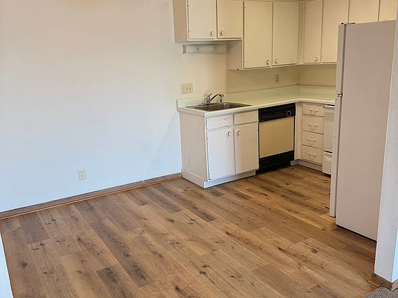 2nd image of 4440 Starr St #15