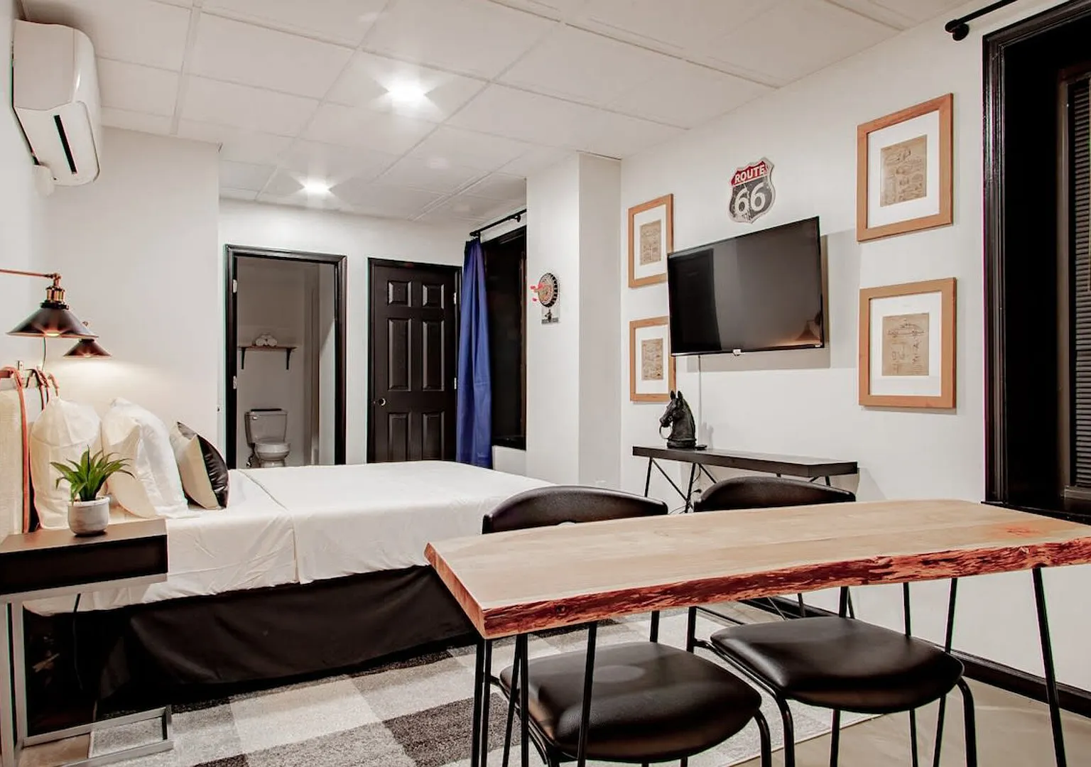 Tiny Space, Huge Charm - Near the White House — Photo 3