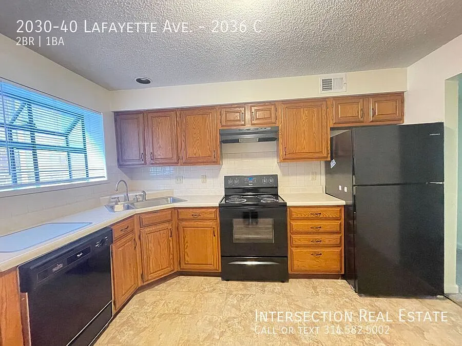 Two Bed/1Bath Apt Directly Across the Street from Lafayette Park! — Photo 2