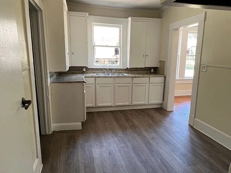 1025 Foster St — Photo 5