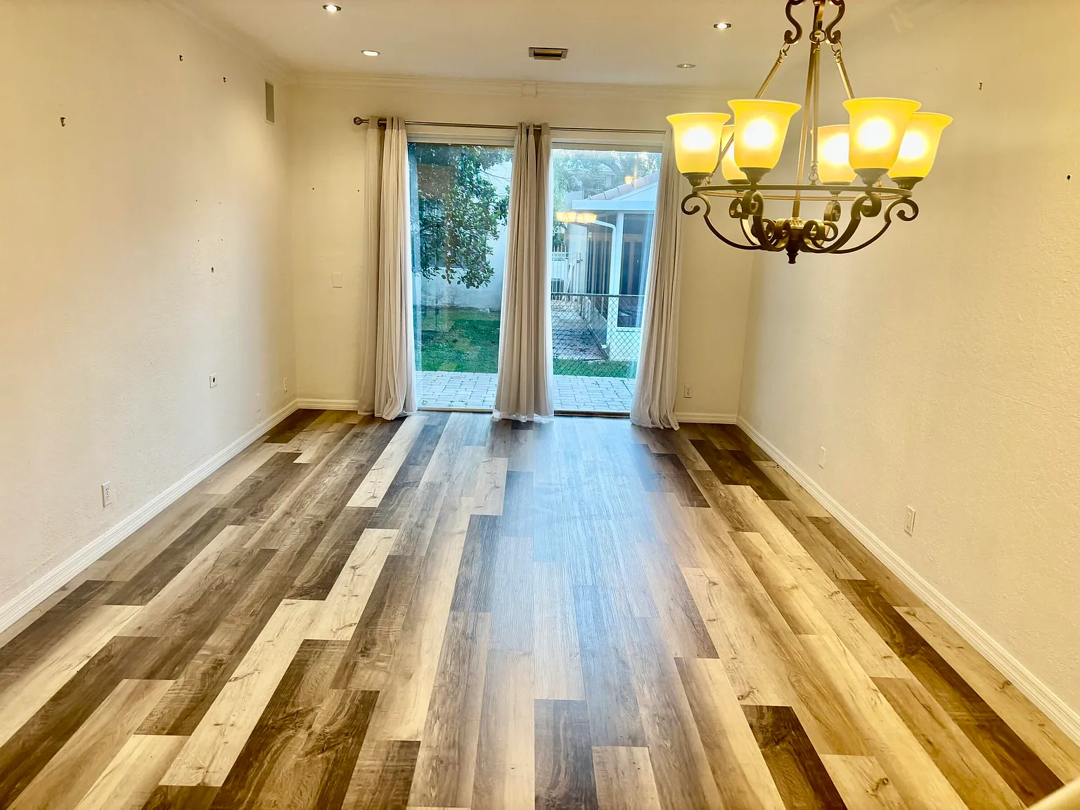 4 bed, 2.5 bath, 2068 sqft, $3,850 — Photo 3