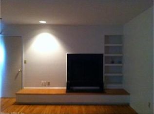 8 Charlton Hill Rd, Hamden, CT 06518