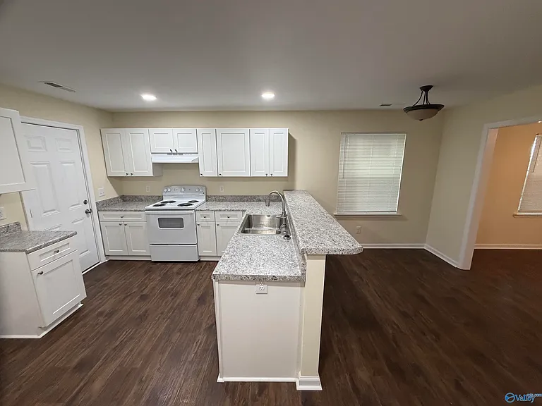 821 Moulton St E — Photo 7