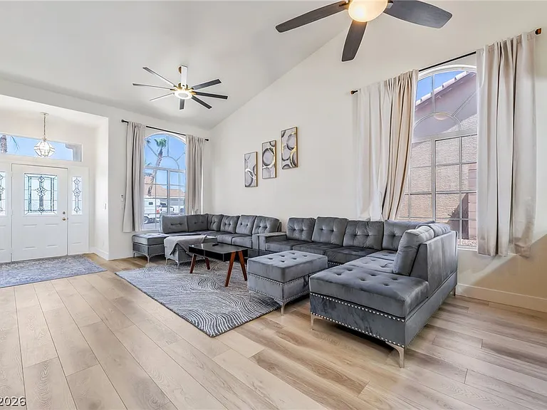 104 Appian Way — Photo 4