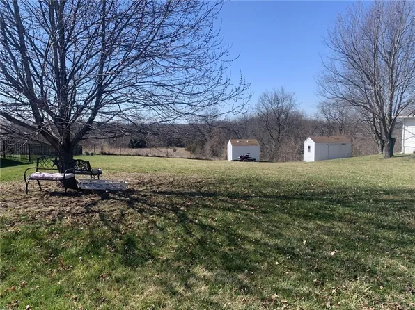 606 Liberty Rd, Smithville, MO 64089