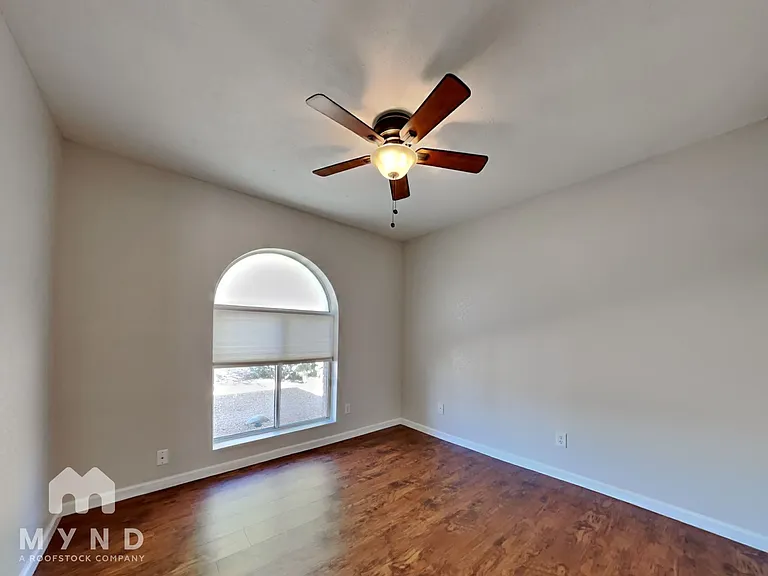 725 W Utopia Rd — Photo 11
