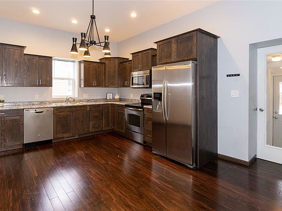4th image of 411 2nd Ave NE