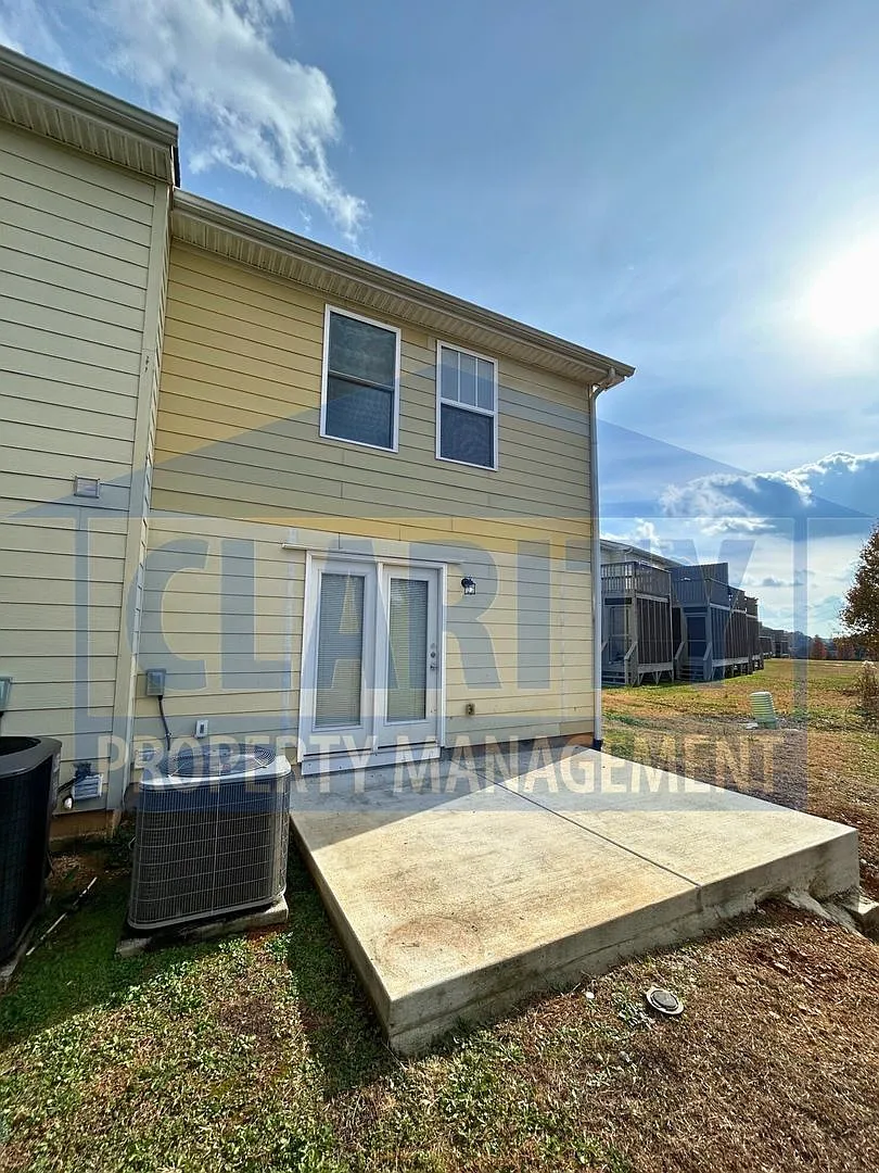161 - 167 Lone Tree Dr. NE — Photo 3