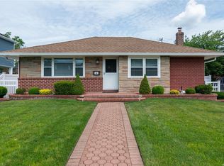 21 Cromwell Rd, Carle Place, NY 11514