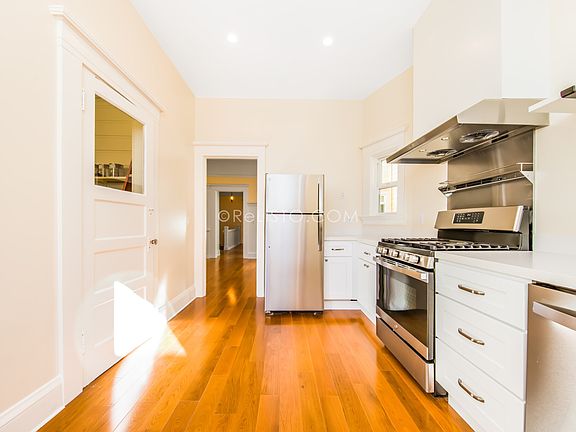 2nd image of 1711 Powell St