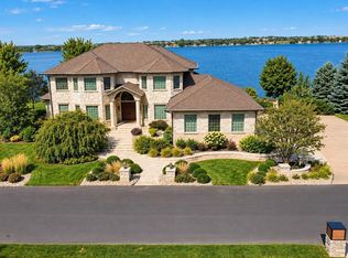 118 Woodland Dr, Madison, SD 57042