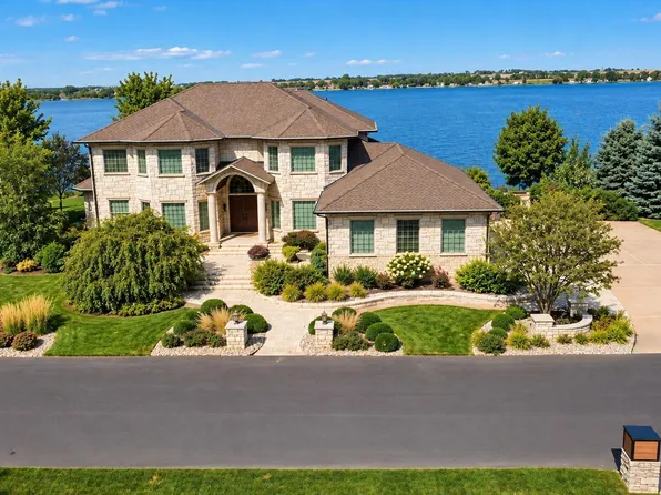 118 Woodland Dr, Madison, SD 57042