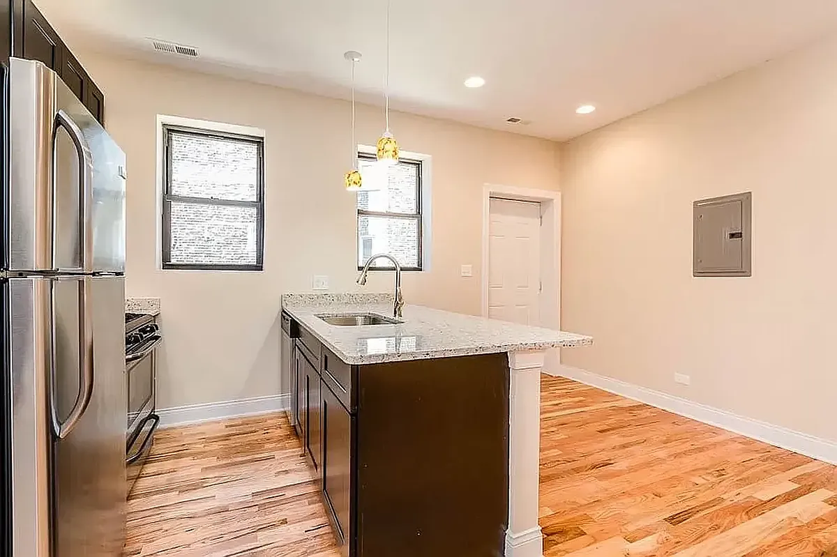 Building Photo - 1630 W Cermak Rd #1R