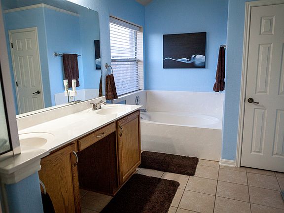 2nd image of 712 Abbeyglen Castle Dr