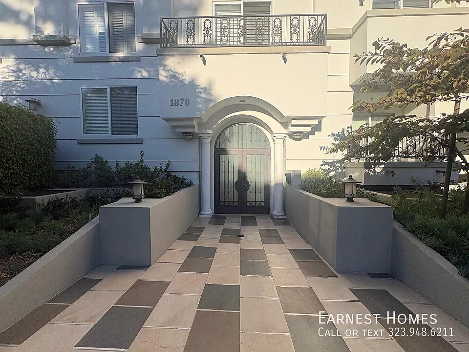 1878 Greenfield Ave #Penthouse 1