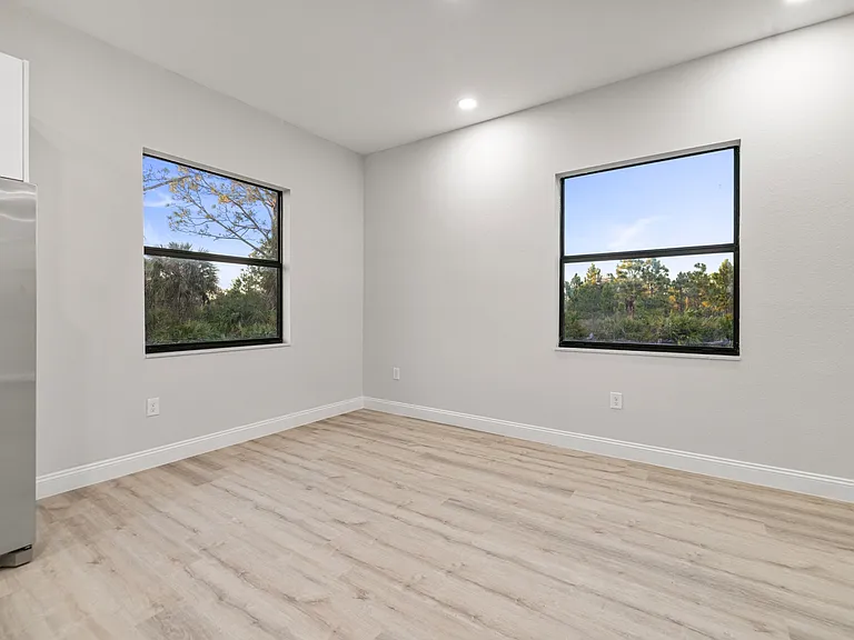 941 Elgin St — Photo 25