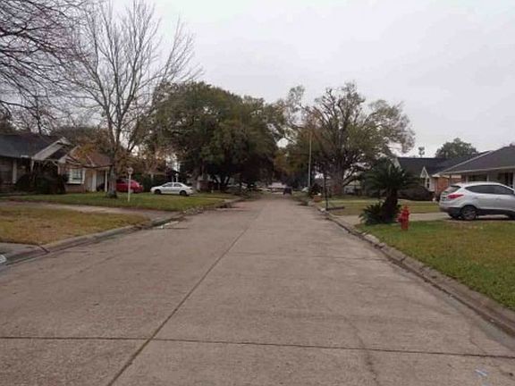 Exterior Neighborhood (street photo)