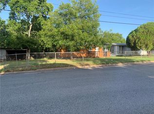 1415 Robertson St, Gonzales, TX 78629