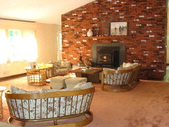 Huge 25'x25' Great room with vaulted ceiling