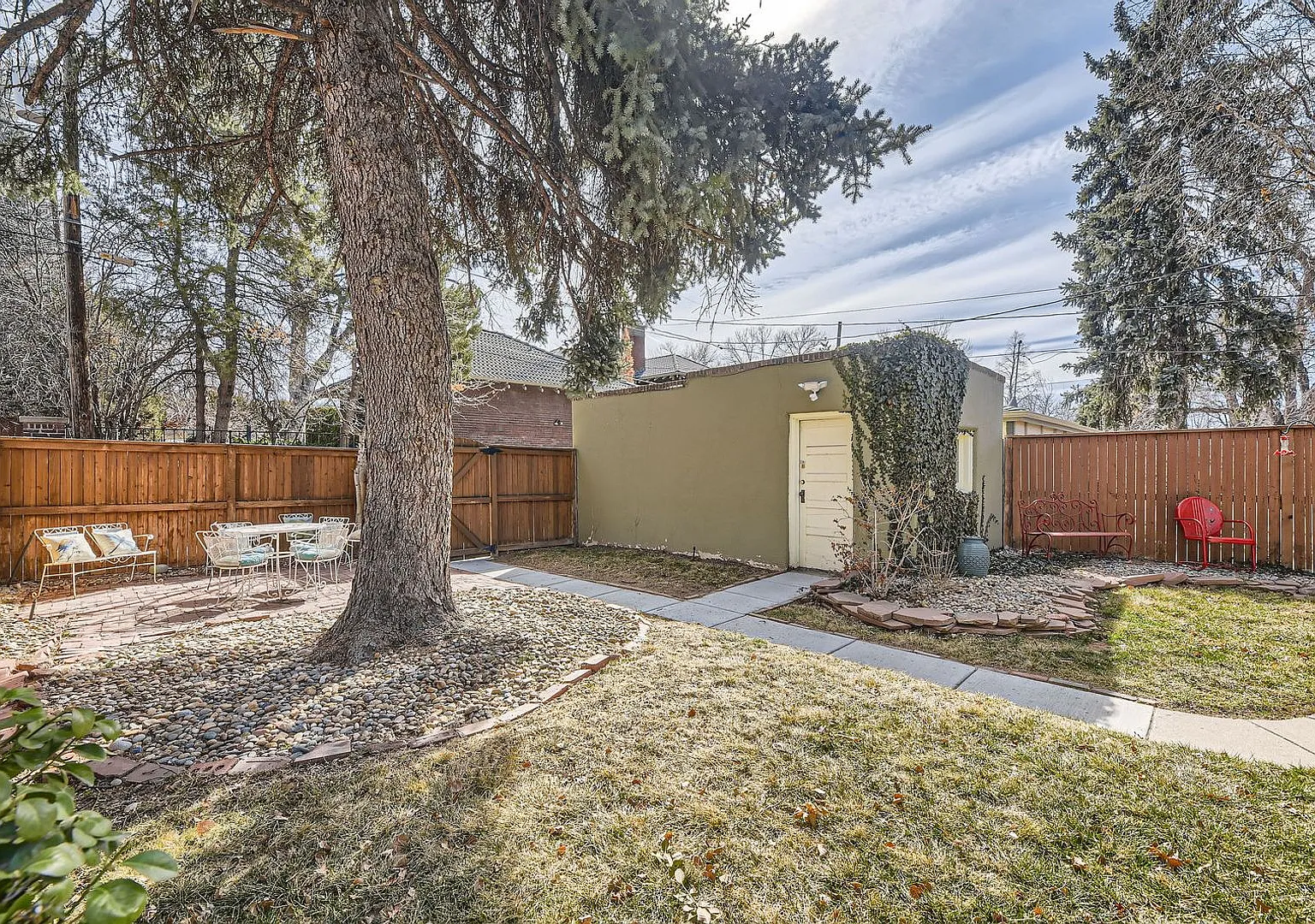 3 BDR Oasis near Denver Botanic Gardens — Photo 4