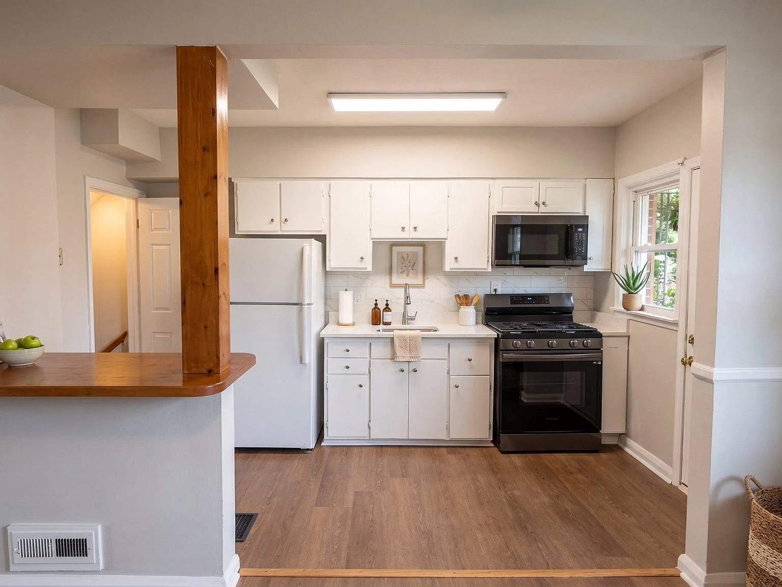 3 bed, 2.0 bath, 1260 sqft, $2,000 — Photo 2