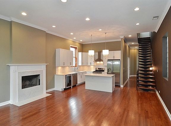 4th image of 2307 N Leavitt St #3