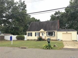 32 Aster Ave, Holtsville, NY 11742