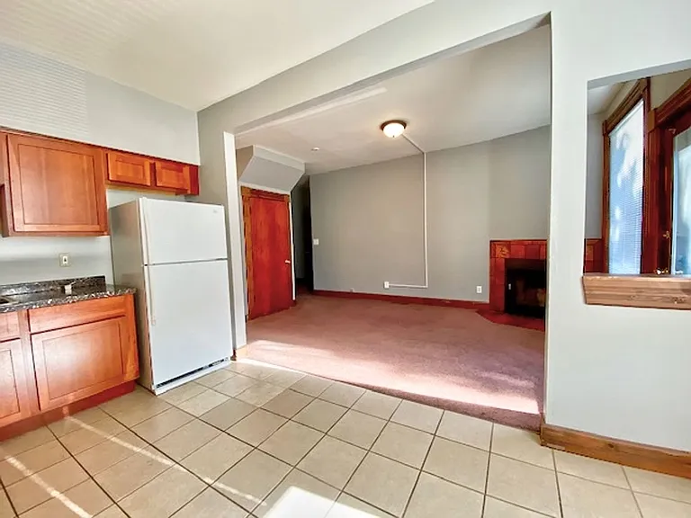 2925 N Maryland Ave — Photo 5