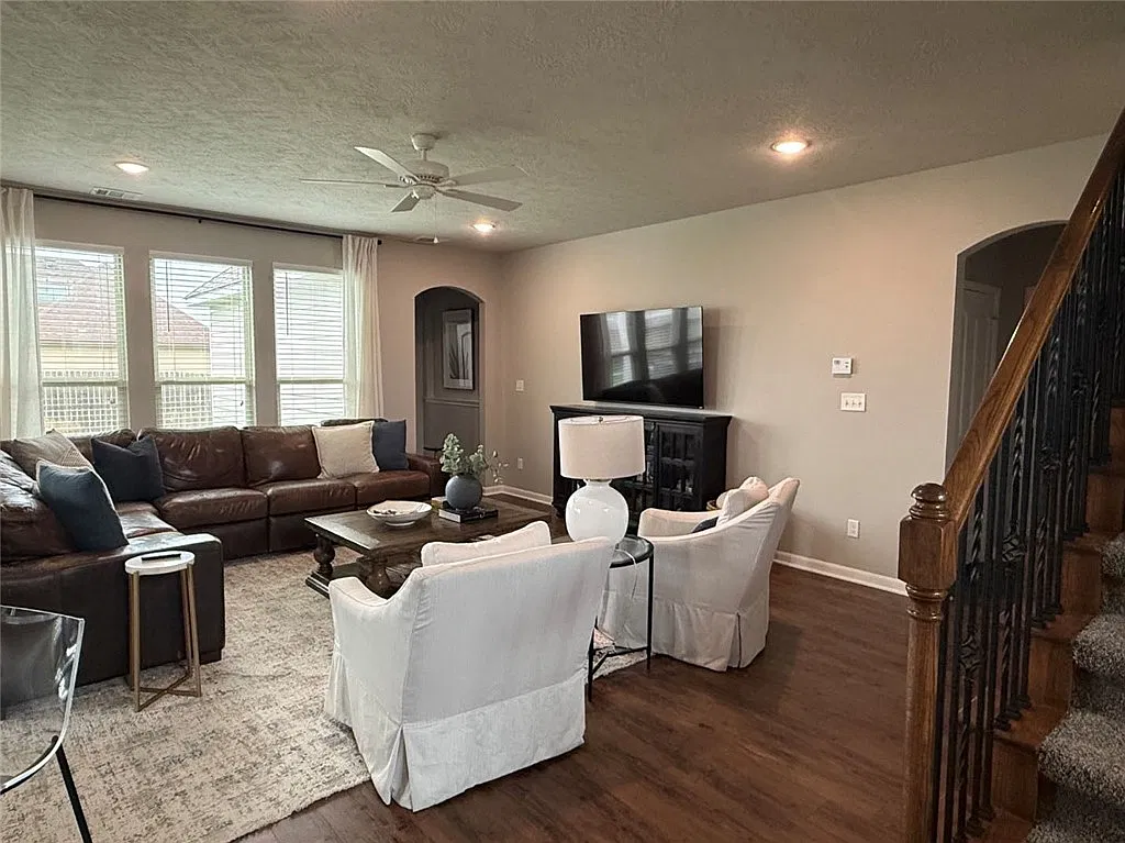 4 bed, 2.5 bath, 2341 sqft, $2,600 — Photo 3
