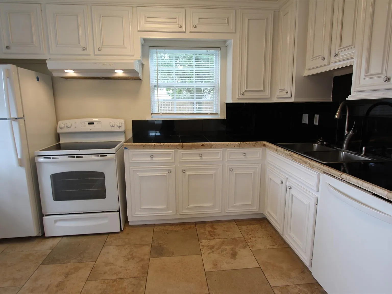 3 bed, 1.0 bath, 1330 sqft, $1,950 — Photo 4