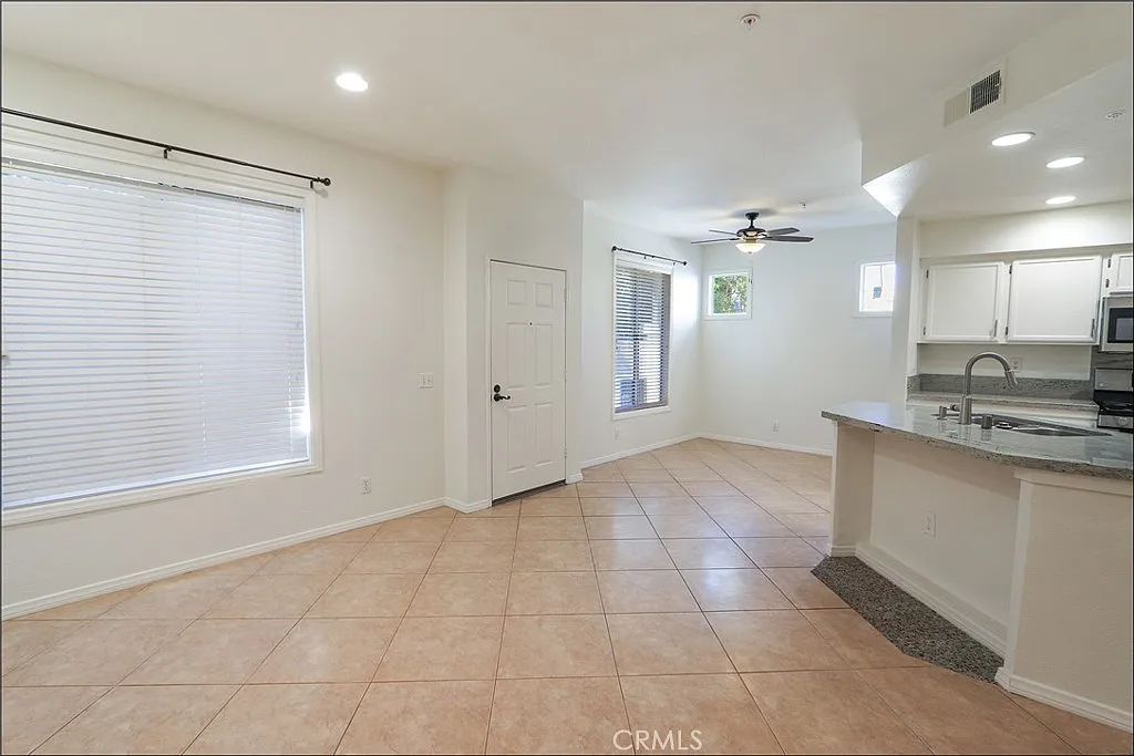 3 bed, 2.5 bath, 1304 sqft, $3,950 — Photo 4