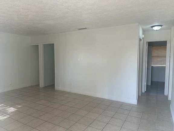 2nd image of 922 S Lake Drive