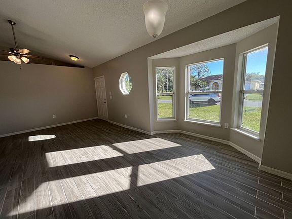 5th image of 215 Great Yarmouth Ct