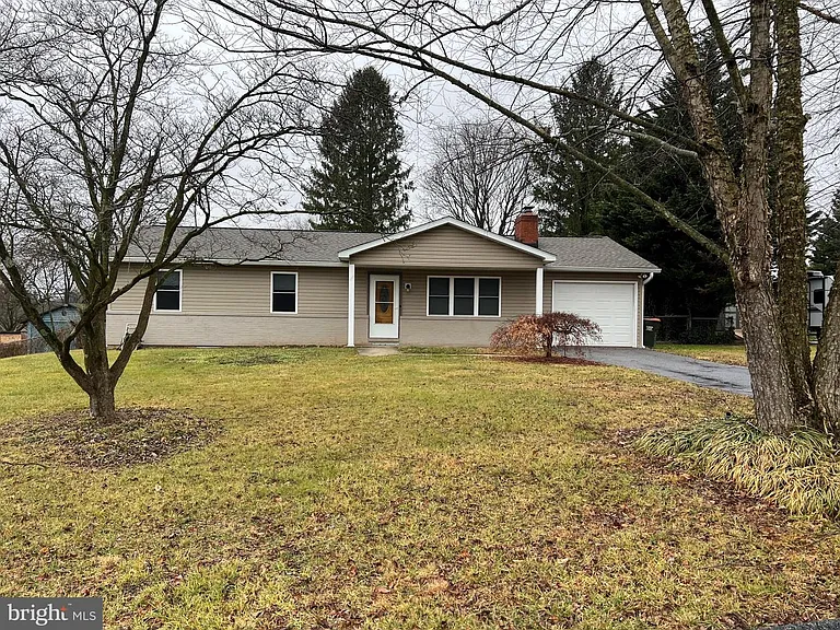 810 Wisteria Dr — Photo 2