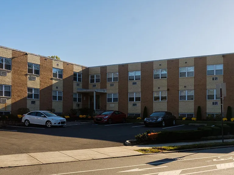 West Walnut Lane Apartments — Photo 9