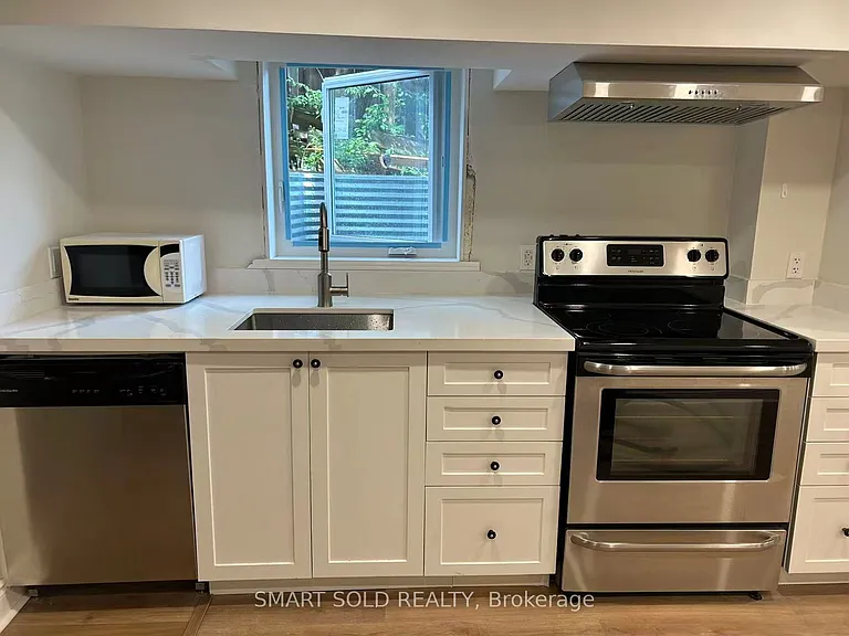 10 Holman Cres #LOWER — Photo 5