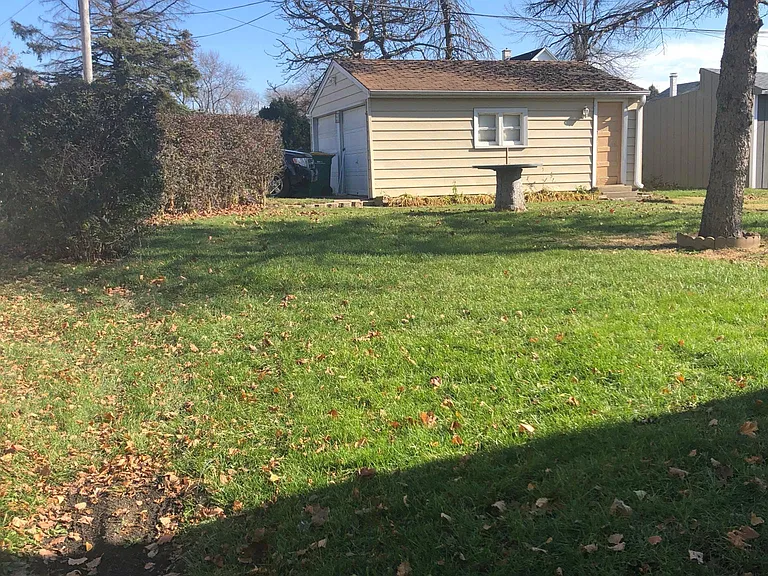 533 Ledochowski St — Photo 7