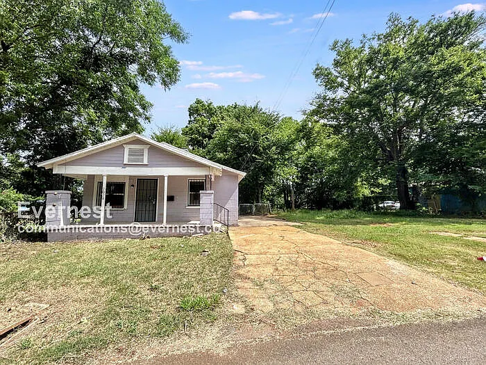 2 bed, 1.0 bath, 888 sqft, $745 — Photo 2