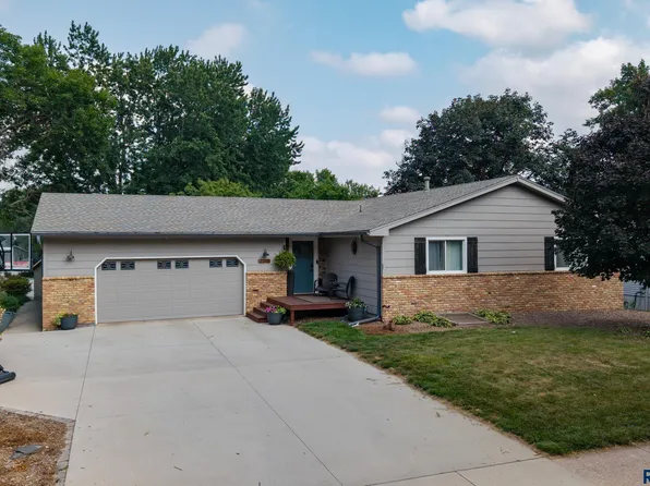 2212 S Valley View Rd, Sioux Falls, SD 57106