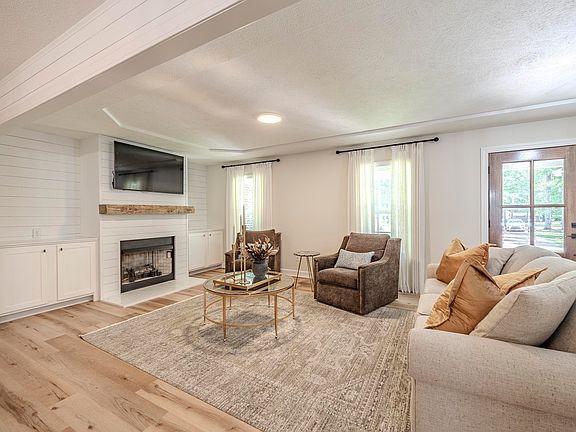 4th image of 330 Robin Hood Loop