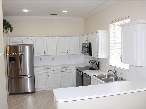 3rd image of 855 Sunflower Cir
