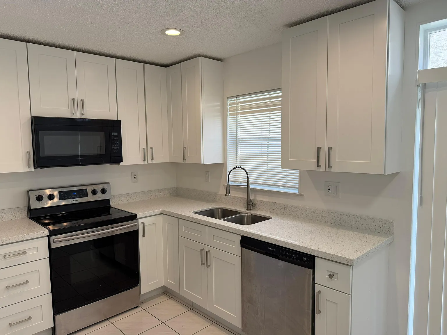 3 bed, 2.0 bath, 1764 sqft, $3,500 — Photo 2