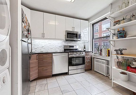 4th image of 423 E 12th St APT 3F