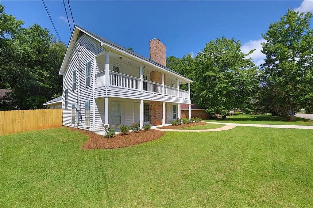 4 bed, 2437 sqft, $2,450 — Photo 2