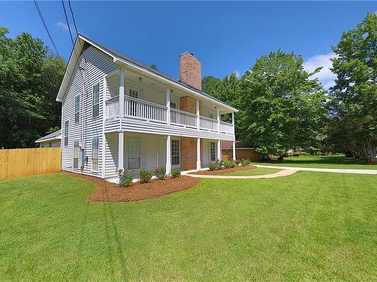 919 Tacoma Dr — Photo 2
