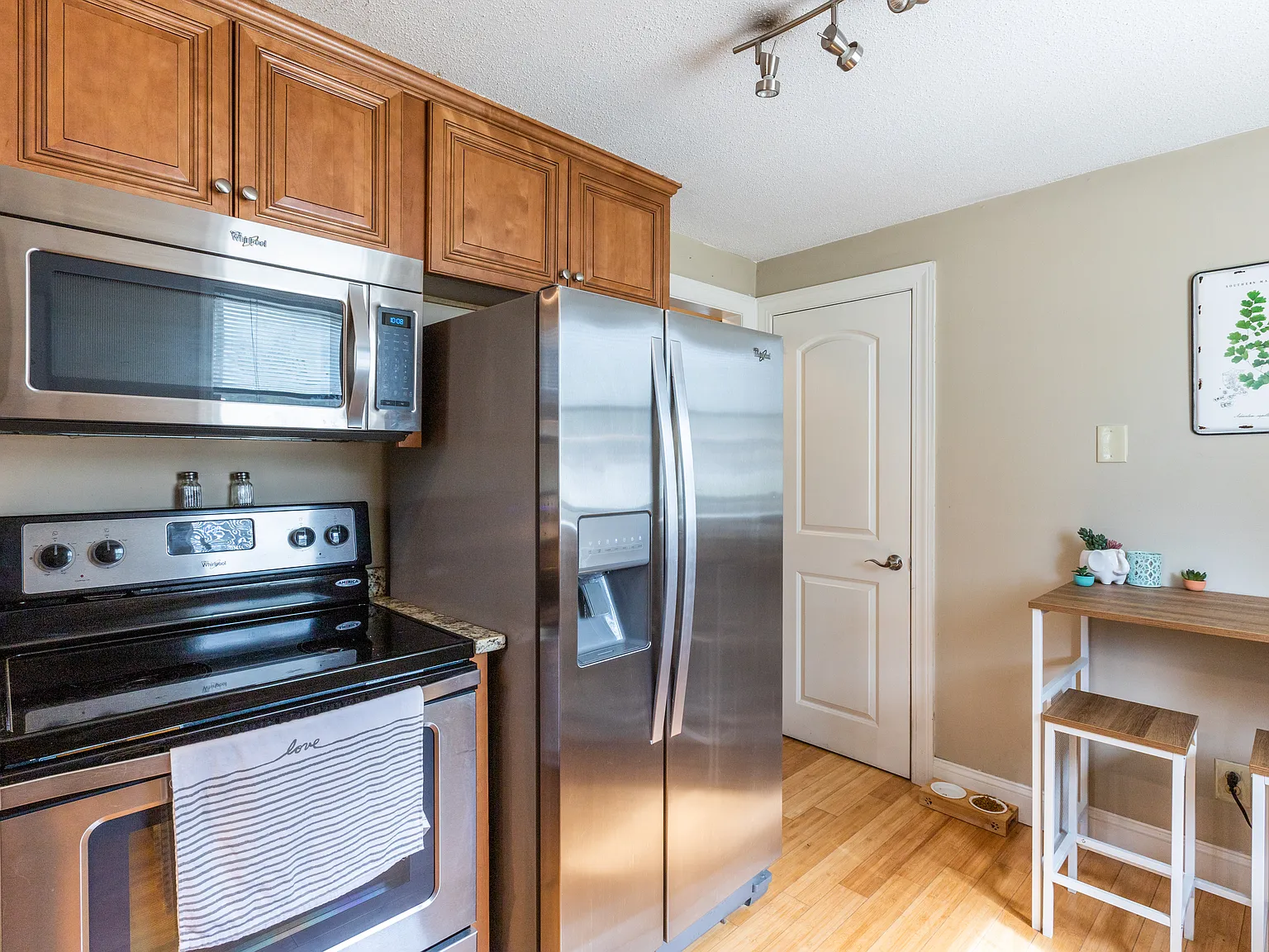 2 bed, 800 sqft, $2,200 — Photo 3
