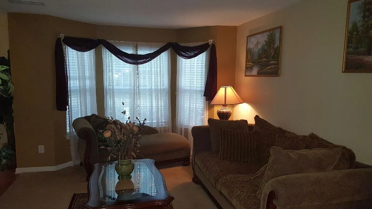 4 bed, 2.5 bath, 2400 sqft, $2,100 — Photo 4