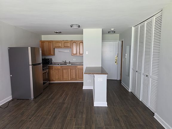 4th image of 2405 W Balmoral Ave APT 1C
