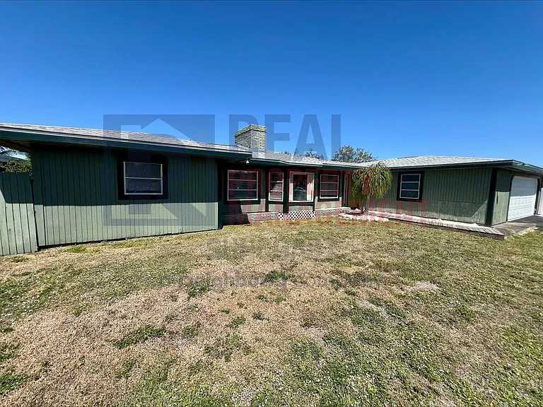 563 Parkview Dr — Photo 1